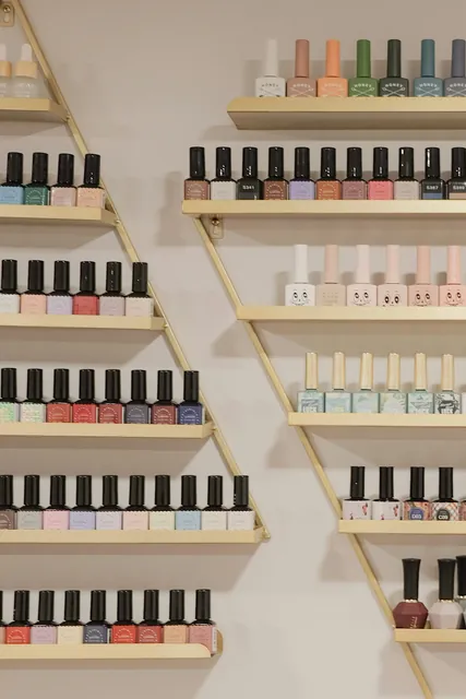 Estantes con esmaltes de todos los colores en el estudio